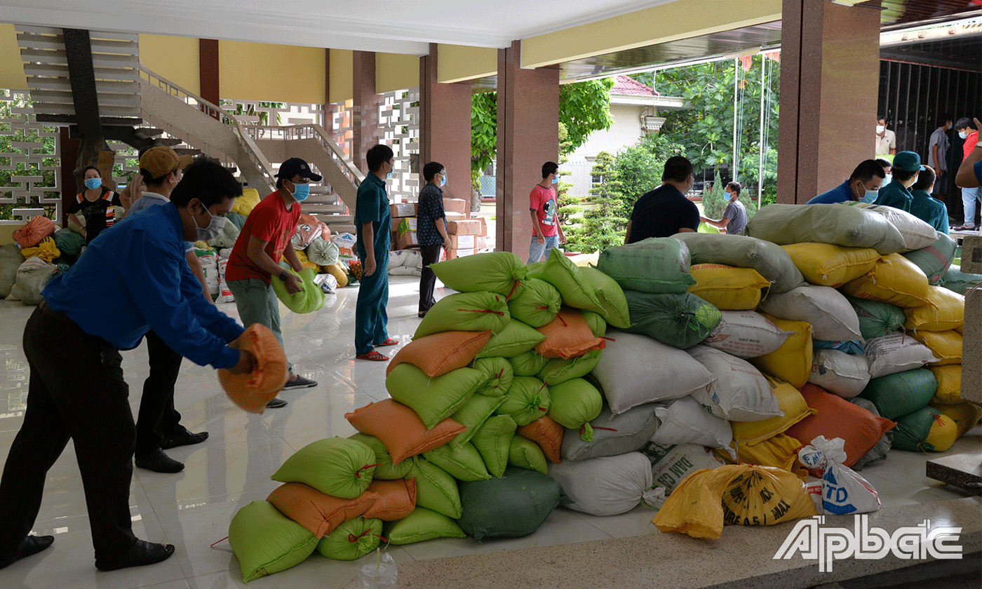 Hơn 2 ngày vận chuyển 35 tấn hàng hóa của nhân dân Quảng Trị đã đến trao tặng cho người dân Tiền Giang.
