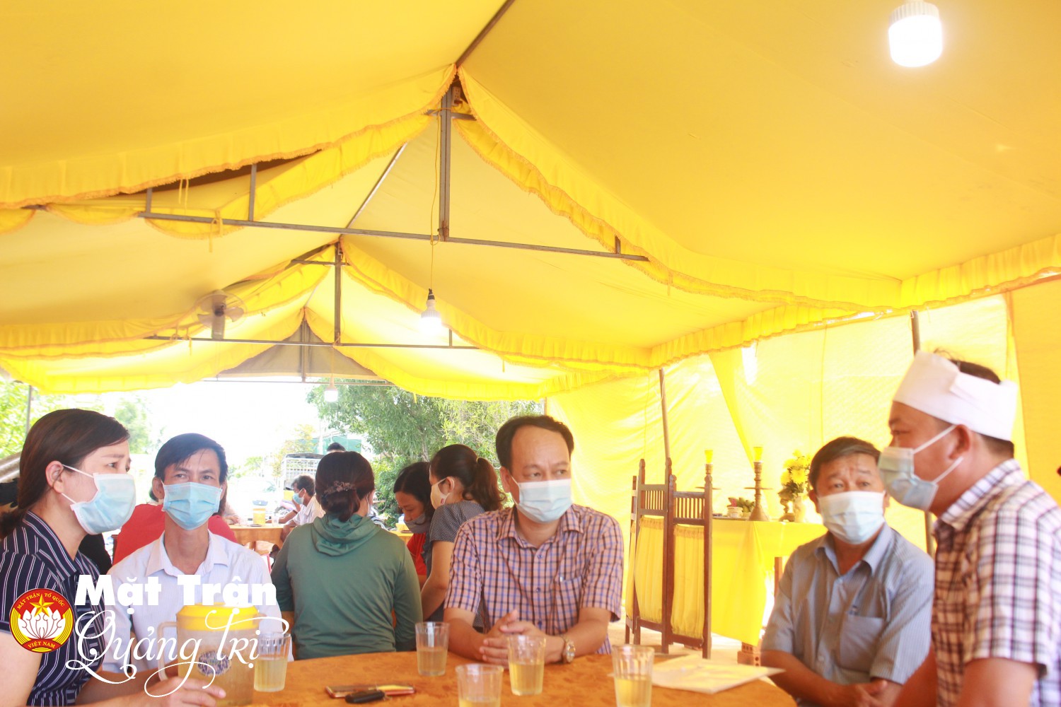 Đồng chí Lê Hồng Sơn, Phó Chủ tịch Thường trực Ủy ban MTTQ Việt Nam tỉnh thăm hỏi động viên gia đình hai cháu