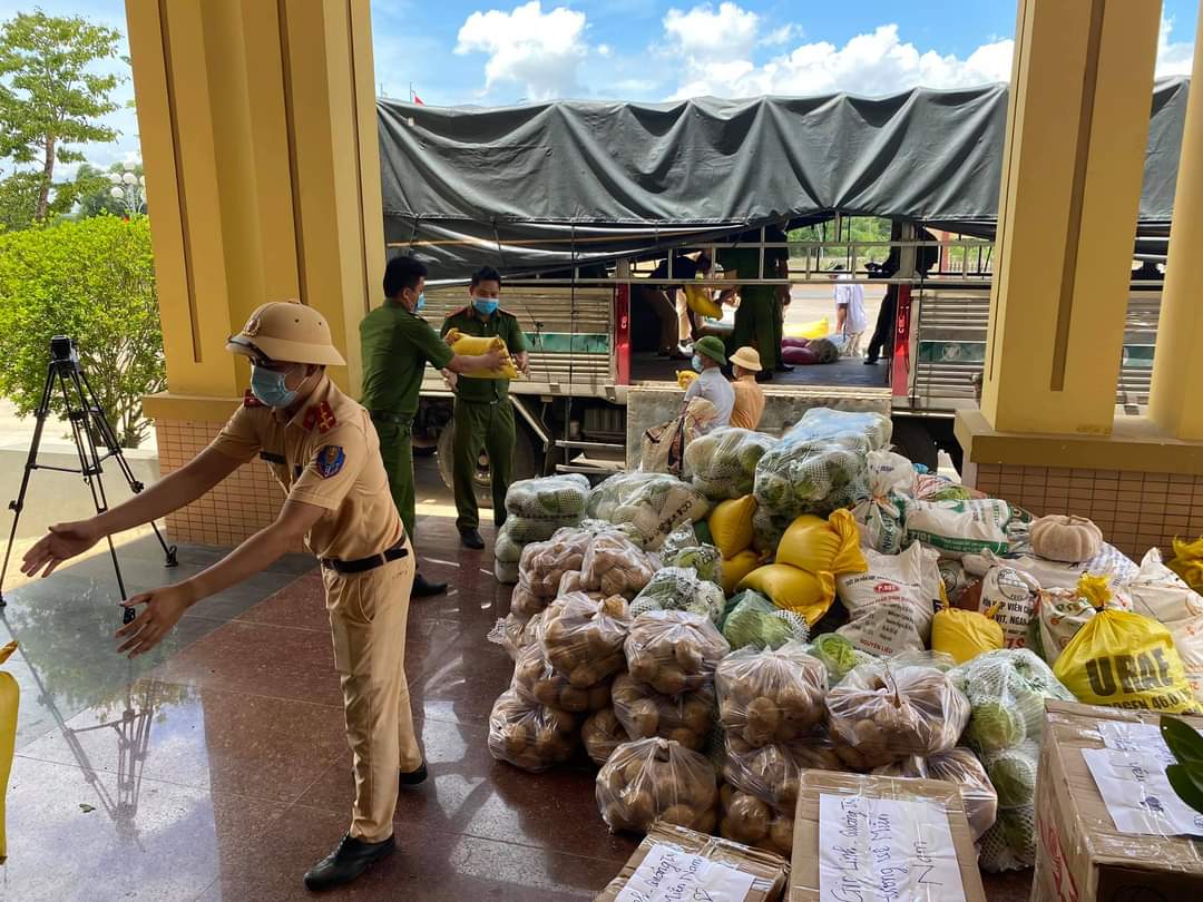 Công an huyện Gio Linh chuyển lương thực, thực phẩm lên xe để đưa vào miền Nam -Ảnh: THÀNH NAM