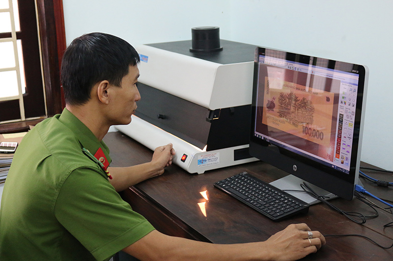 Thực hiện công tác giám định tại Phòng Kỹ thuật hình sự Công an tỉnh -Ảnh: THÀNH NAM