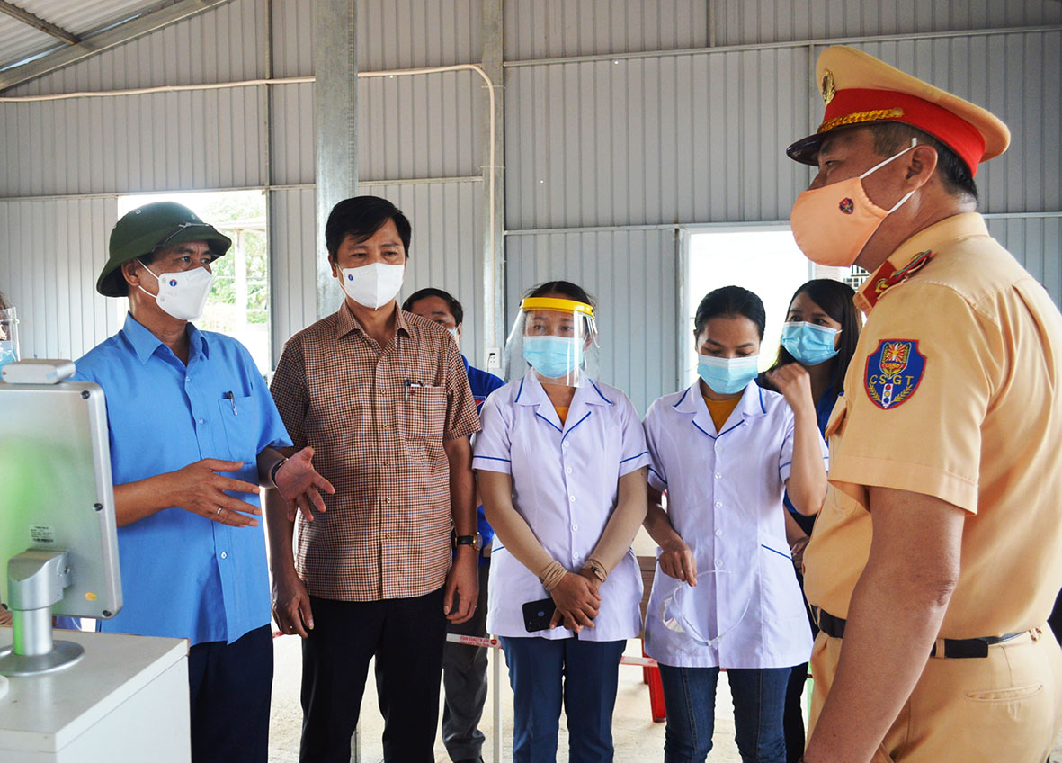 Lãnh đạo tỉnh kiểm tra Chốt kiểm dịch y tế trên Quốc lộ 1 tại huyện Vĩnh Linh - Ảnh: TÚ LINH