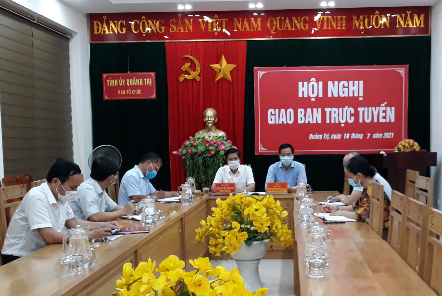 Phó Bí thư Thường trực Tỉnh ủy, Chủ tịch HĐND tỉnh Quảng Trị Nguyễn Đăng Quang; Trưởng Ban Tổ chức Tỉnh ủy Phan Văn Phụng chủ trì ở điểm cầu Quảng Trị- Ảnh: NV