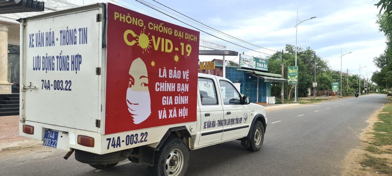 Vĩnh Linh đẩy mạnh tuyên truyền phòng, chống COVID-19 bằng xe văn hóa - thông tin lưu động tổng hợp - Ảnh: NT