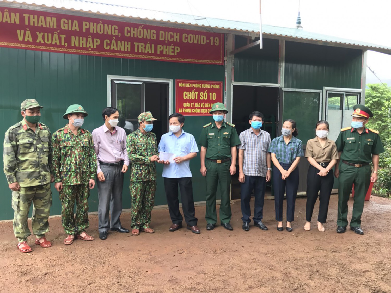 Lãnh đạo H. Hướng Hóa tặng quà lực lượng làm nhiệm vụ phòng, chống COVID–19 tại Đồn Biên phòng Hướng Phùng - Ảnh: B.L