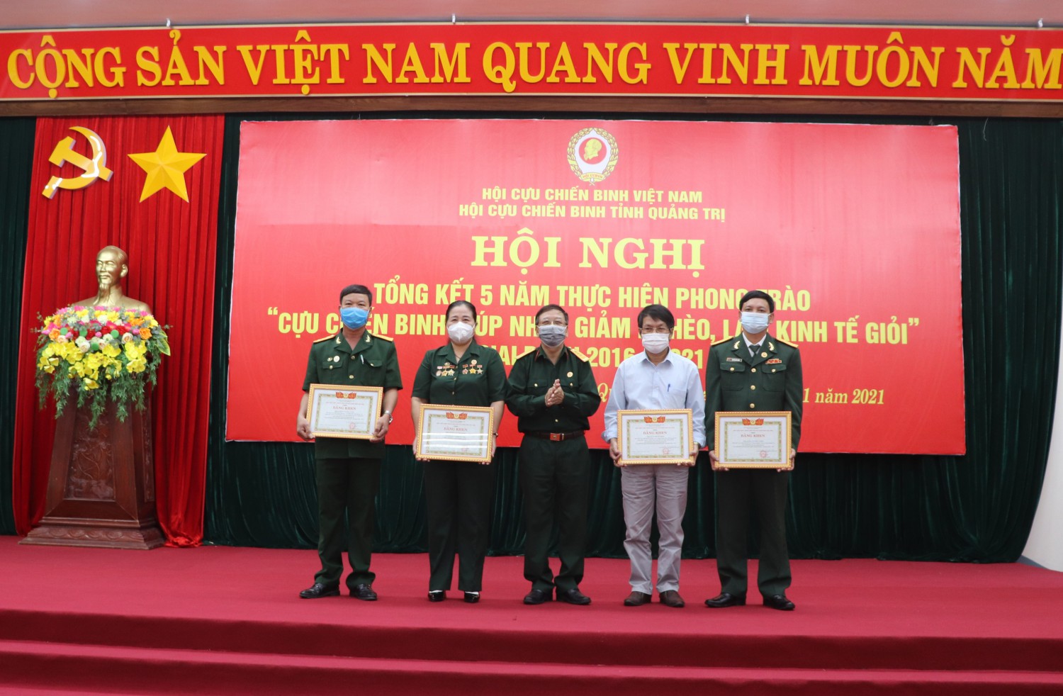 Trung ương Hội CCB tặng bằng khen cho các cá nhân có thành tích xuất sắc trong phong trào “CCB giúp nhau giảm nghèo, làm kinh tế giỏi” - Ảnh: T.P