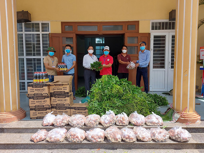 Tiếp nhận thực phẩm thiết yếu từ các nhà hảo tâm trước khi phân bổ về cho người dân có hoàn cảnh khó khăn trên địa bàn thành phố Đông Hà - Ảnh: L.T