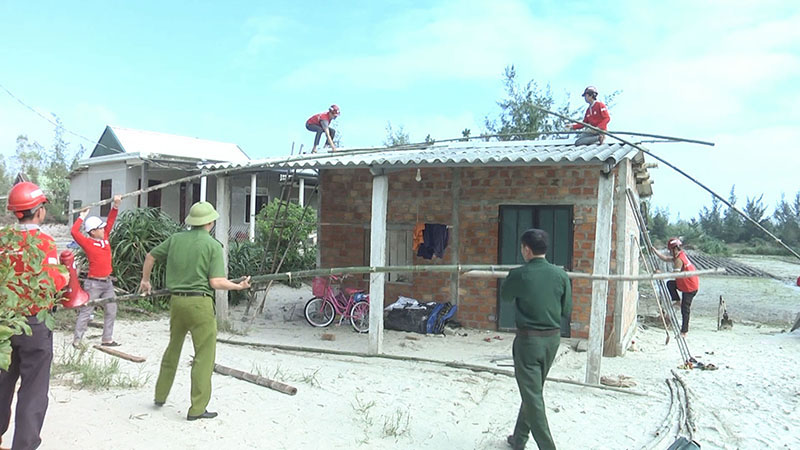 Diễn tập chằng chống nhà cửa để phòng, chống thiên tai tại xã ven biển Vĩnh Thái, huyện Vĩnh Linh - Ảnh: N.Đ