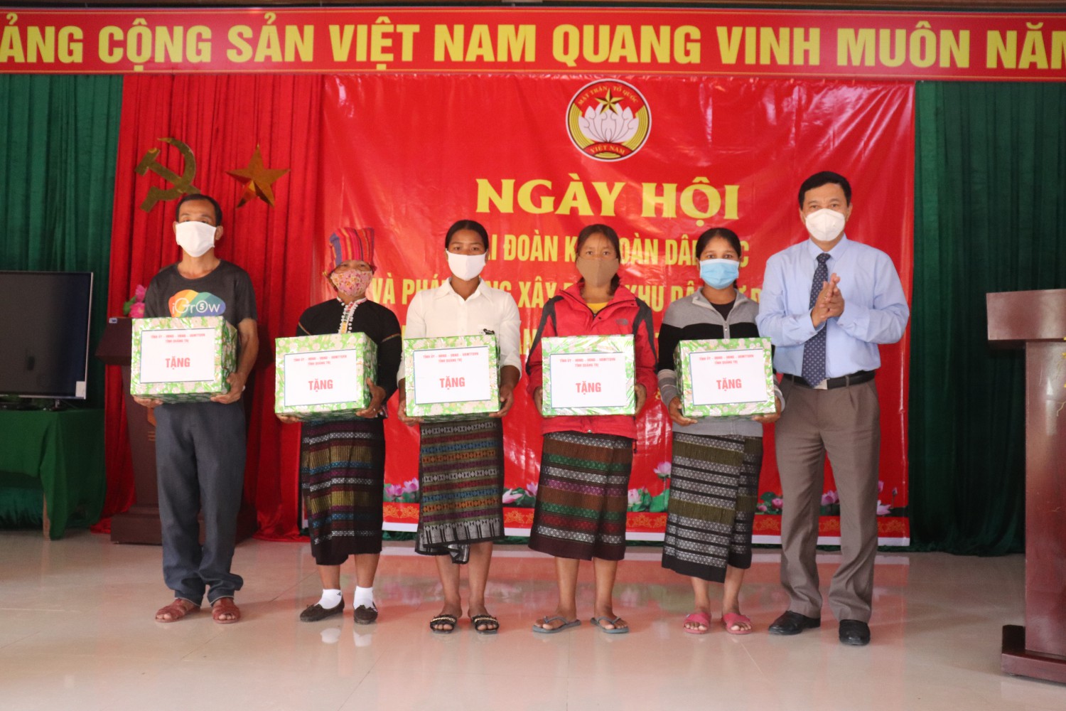 Phó Chủ tịch Thường trực HĐND tỉnh Lê Quang Chiến trao quà cho các hộ gia đình chính sách, gia đình có hoàn cảnh khó khăn tại khu dân cư thôn Húc Nghì, xã Húc Nghì - Ảnh: T.P