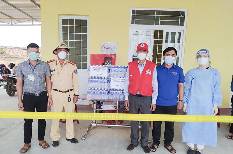Hội Chữ thập đỏ huyện Hải Lăng phối hợp với các đơn vị, đoàn thể thăm và tặng quà lực lượng tuyến đầu phòng, chống COVID-19 - Ảnh: T.H