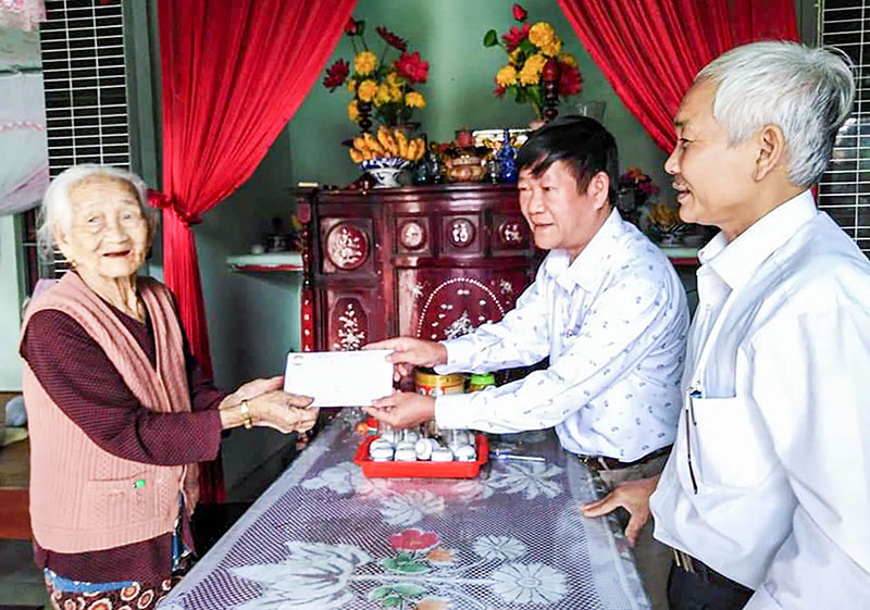Ủy ban MTTQ Việt Nam huyện Gio Linh tặng quà cho gia đình chính sách - Ảnh: T.T