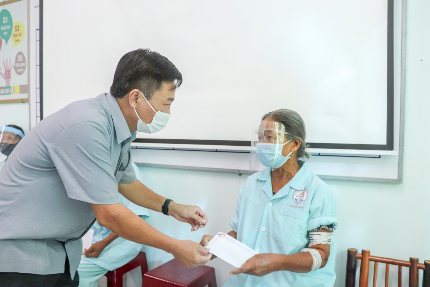 Chủ tịch Ủy ban MTTQ Việt Nam tỉnh Đào Mạnh Hùng trao quà cho bệnh nhân nặng đang điều trị tại Bệnh viện Đa khoa tỉnh Quảng Trị - Ảnh: T.P