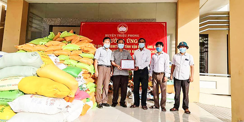 Mặt trận các cấp huyện Triệu Phong tích cực ủng hộ quỹ phòng, chống COVID-19 - Ảnh: T.H