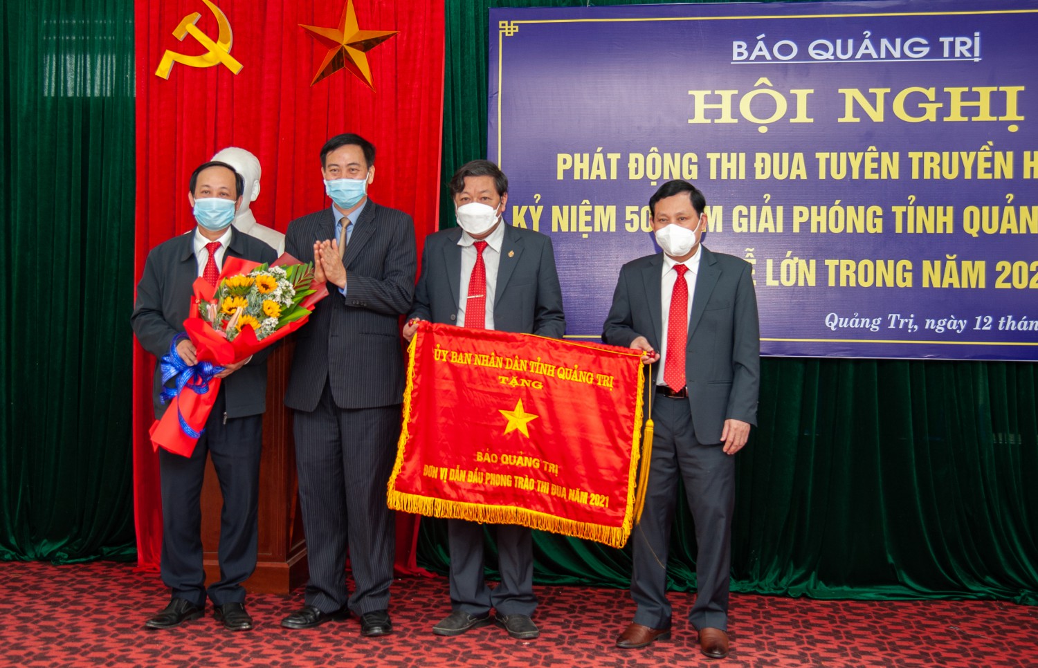 Phó Bí Thư Thường trực Tỉnh ủy, Chủ tịch HĐND tỉnh Nguyễn Đăng Quang trao Cờ thi đua của UBND tỉnh cho Báo Quảng Trị - Ảnh: Trần Tuyền