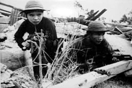 Du kích và bộ đội địa phương Hải Lăng truy kích địch ngày 18.3.1975. Ảnh: Sài Gòn giải phóng