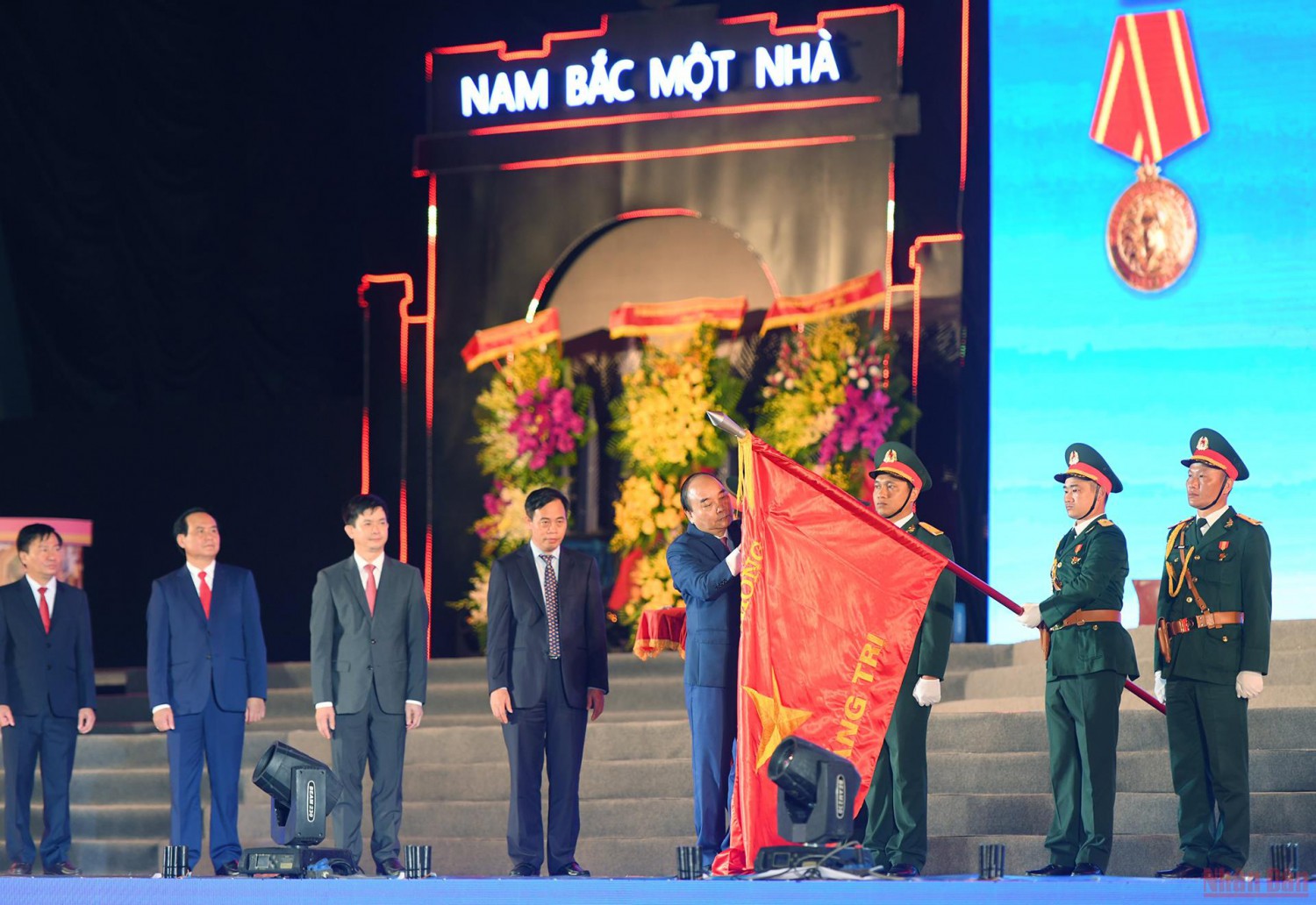 Chủ tịch nước Nguyễn Xuân Phúc trao Huân chương Hồ Chí Minh lần 2 cho quân và dân tỉnh Quảng Trị. (Ảnh: THÀNH ĐẠT)
