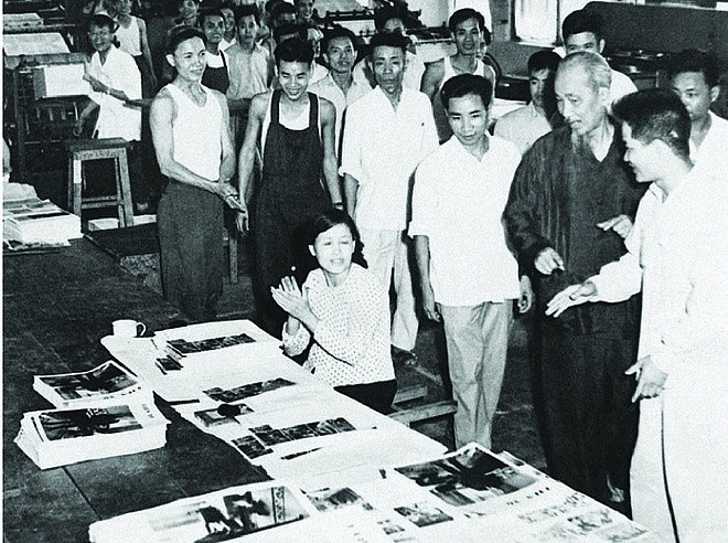 Chủ tịch Hồ Chí Minh thăm Nhà máy in Tiến bộ, ngày 13/5/1959. Nguồn: Khu Di tích Hồ Chí Minh tại Phủ chủ tịch.