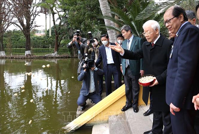Tổng Bí thư Nguyễn Phú Trọng thăm ao cá Bác Hồ. Ảnh: Trí Dũng/TTXVN