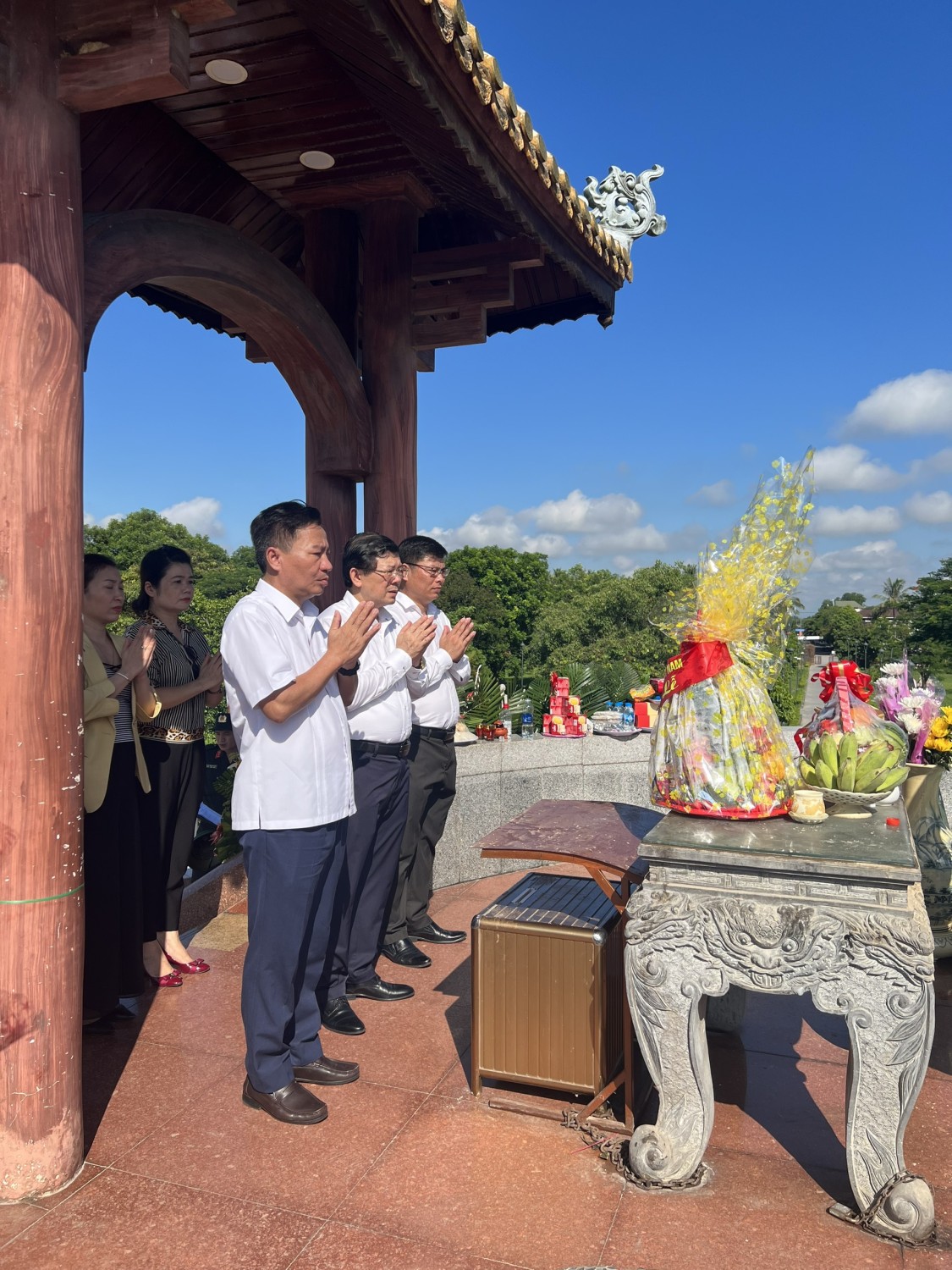 Phó Chủ tịch Uỷ ban Trung ương MTTQ Việt Nam Nguyễn Hữu Dũng đã đến dâng hương, dâng hoa viếng Thành cổ Quảng Trị