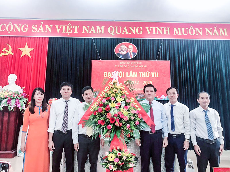 Lãnh đạo Đảng ủy Sở Nội vụ tặng hoa chúc mừng Đại hội Chi bộ cơ quan Sở Nội vụ lần thứ VII - Ảnh: PV