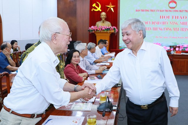 Bí thư Trung ương Đảng, Chủ tịch UBTƯ MTTQ Việt Nam Đỗ Văn Chiến cùng các đại biểu tham dự Hội thảo.