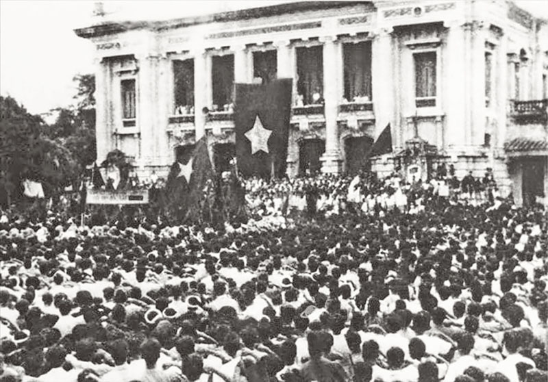 Ngày 19/8/1945, hàng chục vạn người dân ở Hà Nội và các tỉnh lân cận kéo về Nhà hát lớn Hà Nội dự cuộc mít tinh lớn, hưởng ứng Tổng khởi nghĩa giành chính quyền - Ảnh: TL