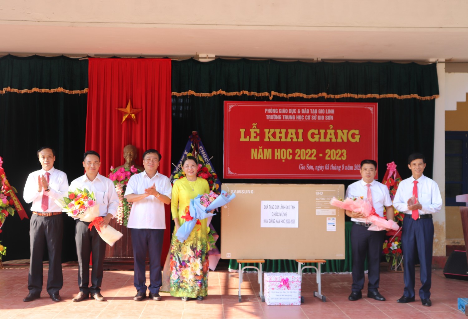 Chủ tịch Ủy ban MTTQ Việt Nam tỉnh Đào Mạnh Hùng tặng quà của lãnh đạo tỉnh cho ban giám hiệu nhà trường - Ảnh: T.P