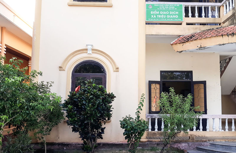 Điểm giao dịch Ngân hàng CSXH huyện Triệu Phong đặt tại UBND cấp xã tạo thuận lợi cho người dân đến vay vốn - Ảnh: X.V