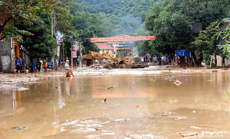 Hậu quả của cơn lũ đã khiến khu vực khối 1, thị trấn Mường Xén vào đến bản Hòa Sơn (xã Tà Cạ) bị thiệt hại nặng nề (Ảnh: Đào Thọ)