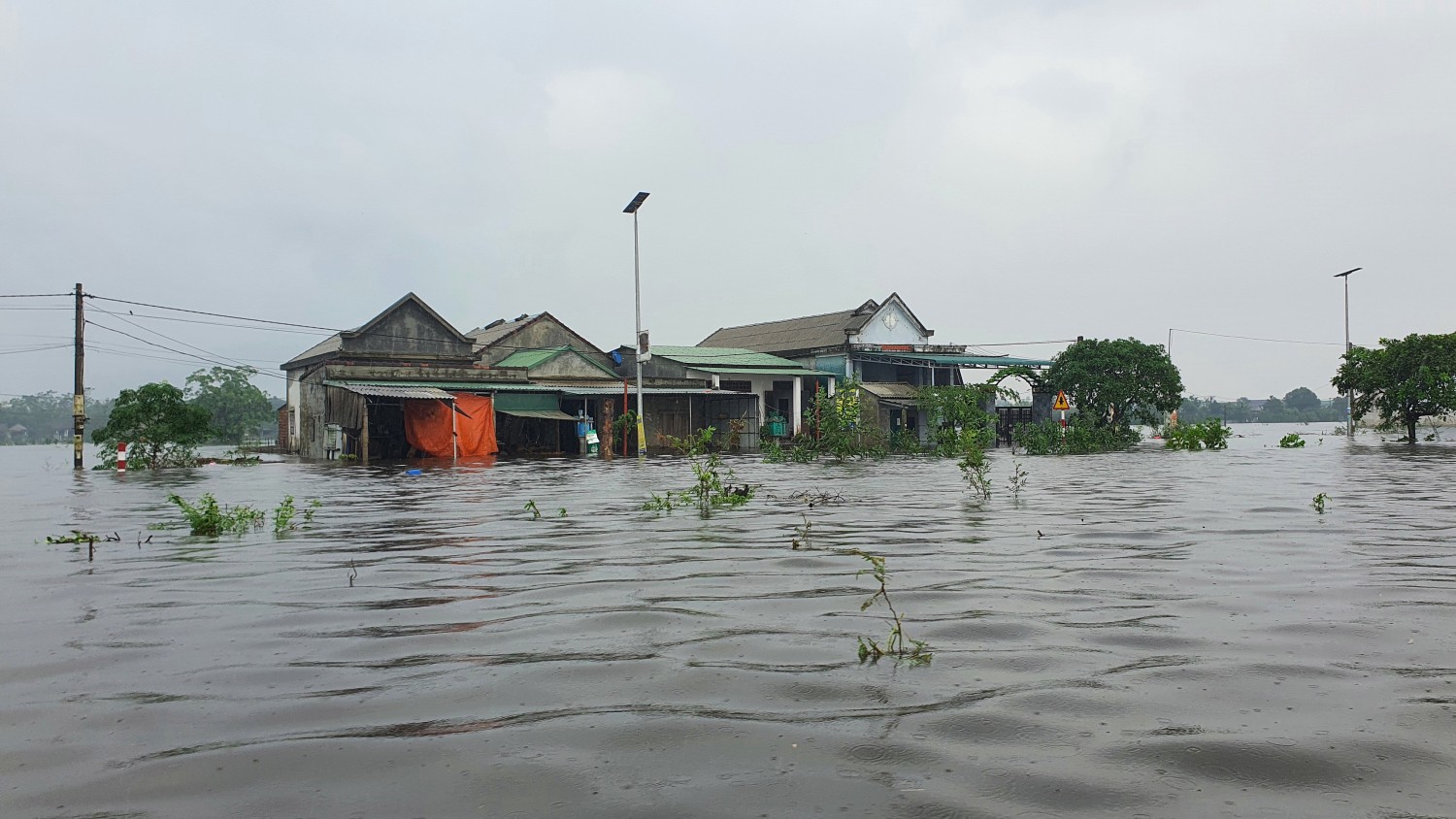 Nhiều nhà dân tại xã Hải Định bị ngập sâu trên 1 m - Ảnh: L.A​