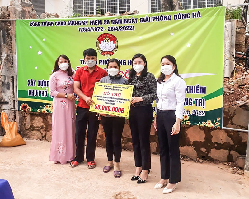 Ủy ban MTTQ Việt Nam phường Đông Lễ, TP. Đông Hà khởi công xây dựng nhà đại đoàn kết cho hộ nghèo - Ảnh: P.N