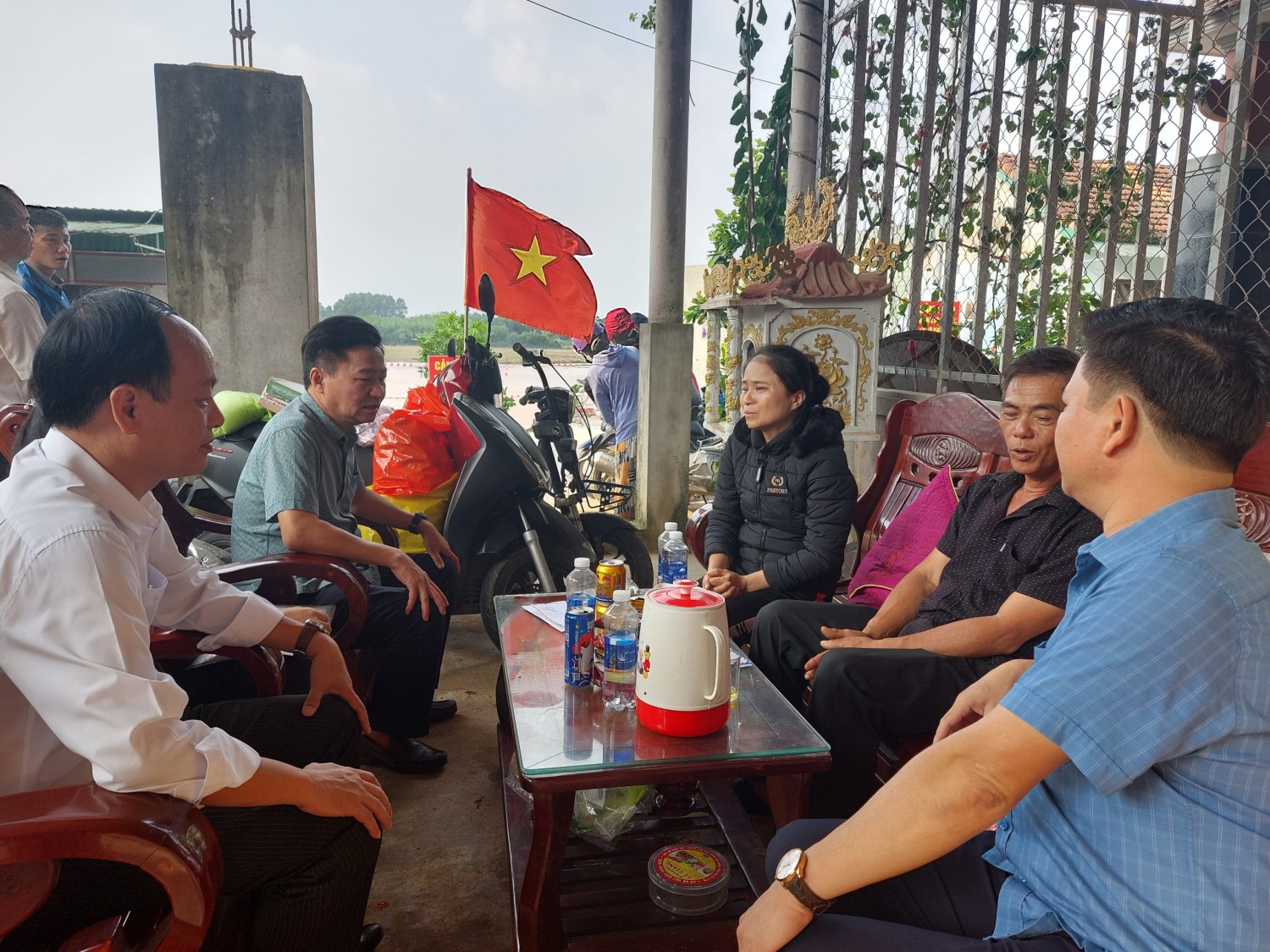 Chủ tịch Ủy ban MTTQ Việt Nam tỉnh Đào Mạnh Hùng thăm hỏi, động viên gia đình bị sập nhà do sạt lở tại bờ sông Thạch Hãn - Ảnh: N.P