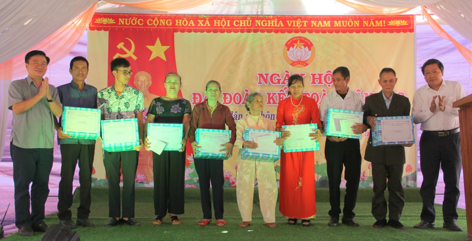 Chủ tịch Ủy ban MTTQ Việt Nam tỉnh Đào Mạnh Hùng; Tổng Biên tập Báo Quảng Trị Trương Đức Minh Tứ tặng quà cho người dân có hoàn cảnh khó khăn - Ảnh: MĐ