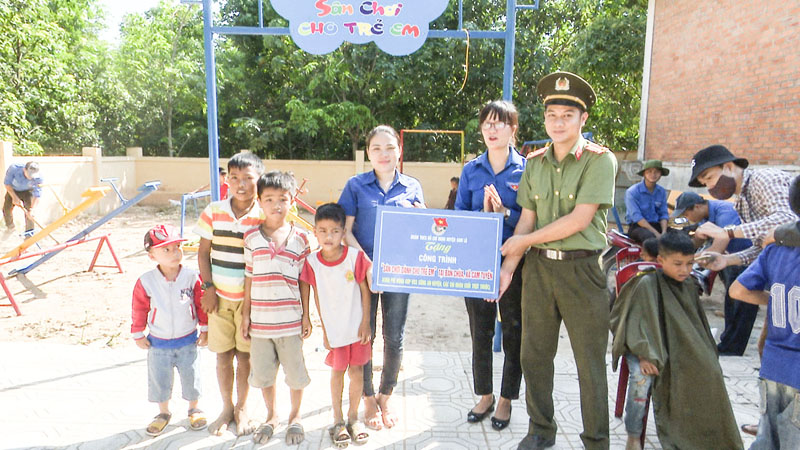 Đoàn thanh niên Công an huyện Cam Lộ tặng công trình “Sân chơi cho em” cho thiếu niên Bản Chùa - Ảnh: ANH VŨ