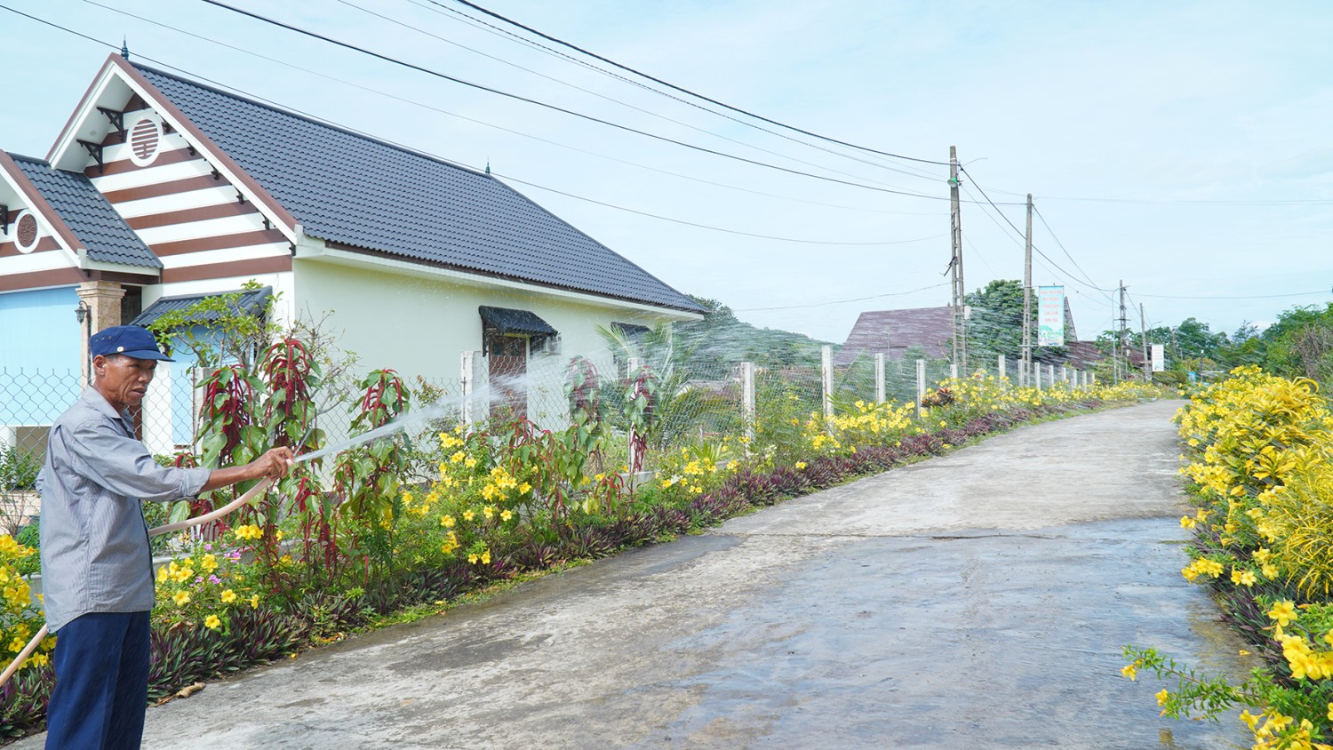 Người dân thôn Tân Xuân 1, xã Cam Thành tích cực chăm sóc đường hoa kiểu mẫu -Ảnh: Anh Vũ