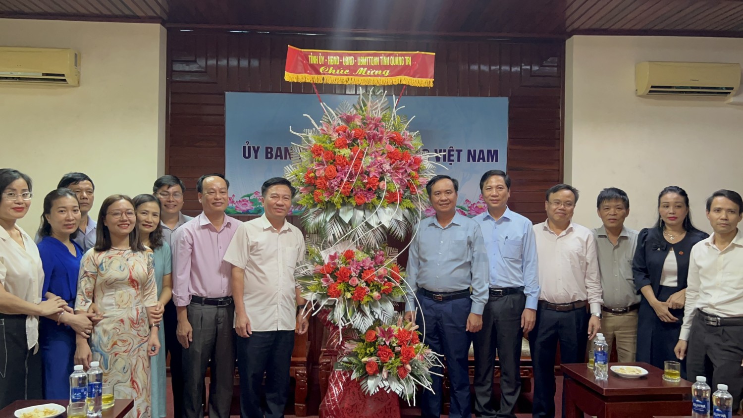 Lãnh đạo UBND tỉnh tặng hoa chúc mừng Ủy ban MTTQ Việt Nam tỉnh - Ảnh: Nguyễn Phong