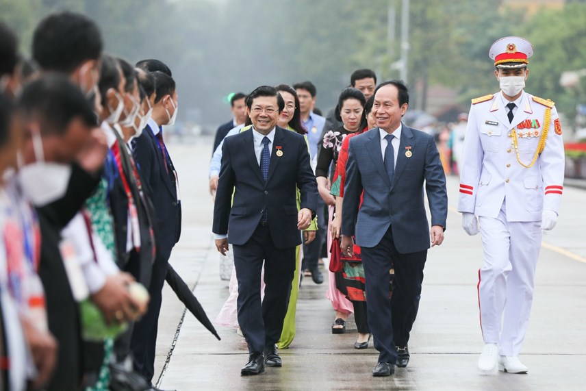 Phó Chủ tịch - Tổng Thư ký Lê Tiến Châu, Phó Chủ tịch Nguyễn Hữu Dũng tham dự Lễ báo công và vào Lăng viếng Chủ tịch Hồ Chí Minh.