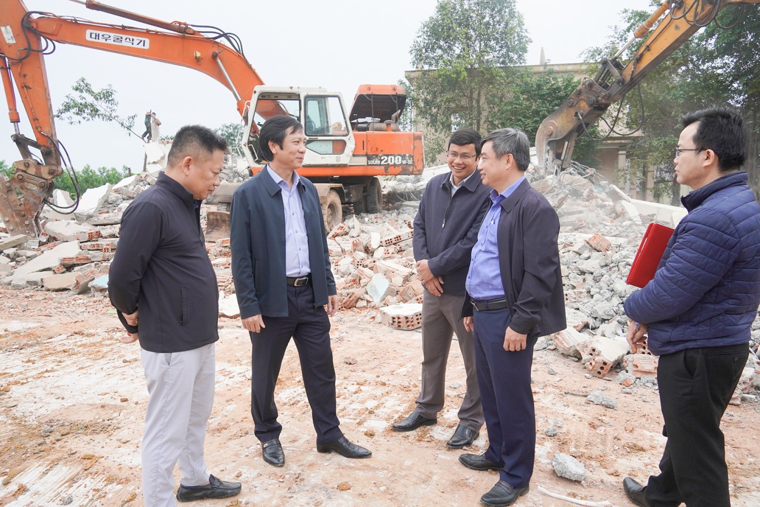 Phó Chủ tịch UBND tỉnh Hoàng Nam trao đổi với Phó Chủ tịch UBND huyện Cam Lộ Trần Hoài Linh về sự “thần tốc” trong công tác GPMT của chính quyền và người dân địa phương- Ảnh: H.T