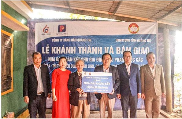 Bàn giao nhà đại đoàn kết ở thị trấn Bến Quan, huyện Vĩnh Linh -Ảnh: P.N