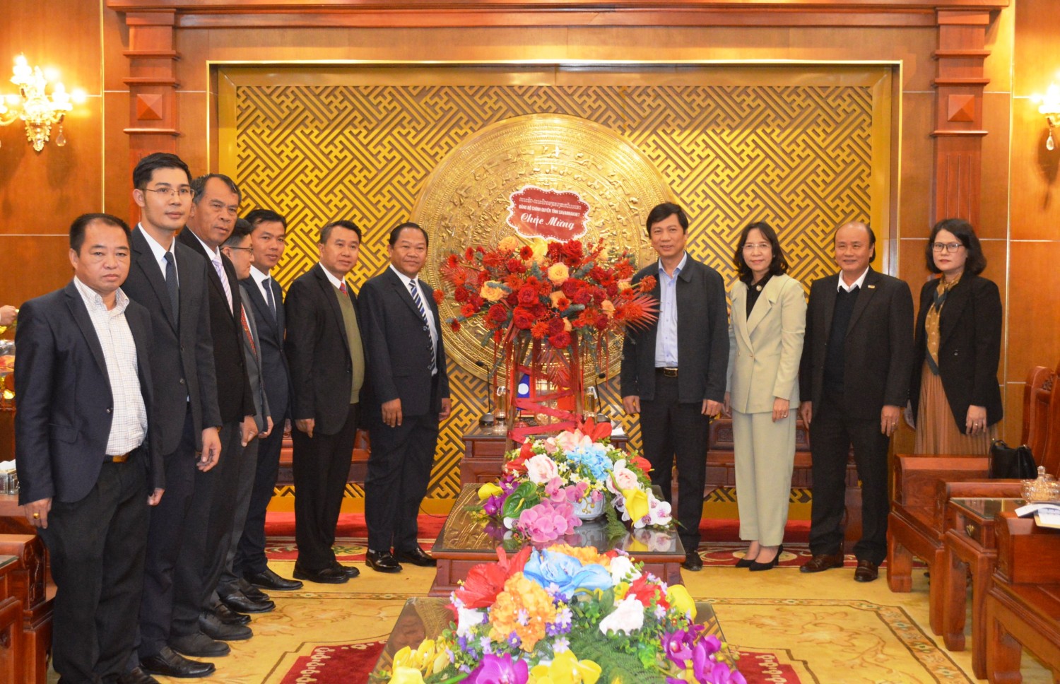 Lãnh đạo tỉnh Savannakhet tặng hoa chúc mừng cán bộ và Nhân dân Quảng Trị nhân dịp tết Nguyên đán Quý Mão - Ảnh: Đ.V