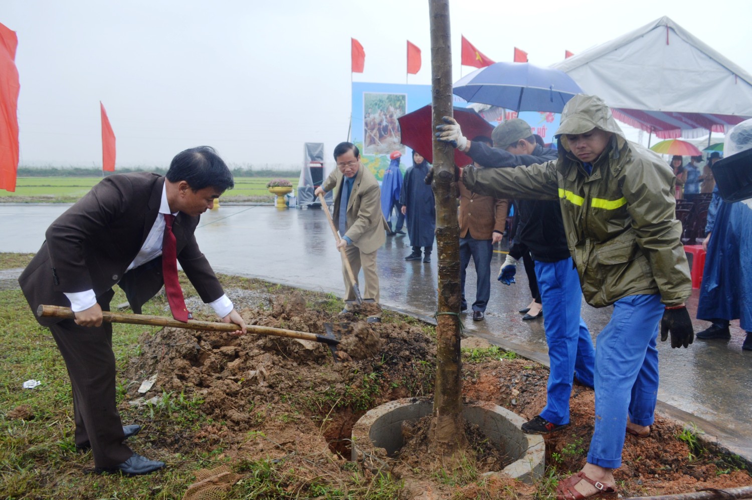 Trưởng Ban Tuyên giáo Tỉnh ủy Hồ Đại Nam và Bí thư Thành ủy Đông Hà Nguyễn Chiến Thắng trồng cây tại buổi lễ - Ảnh: Đ.V