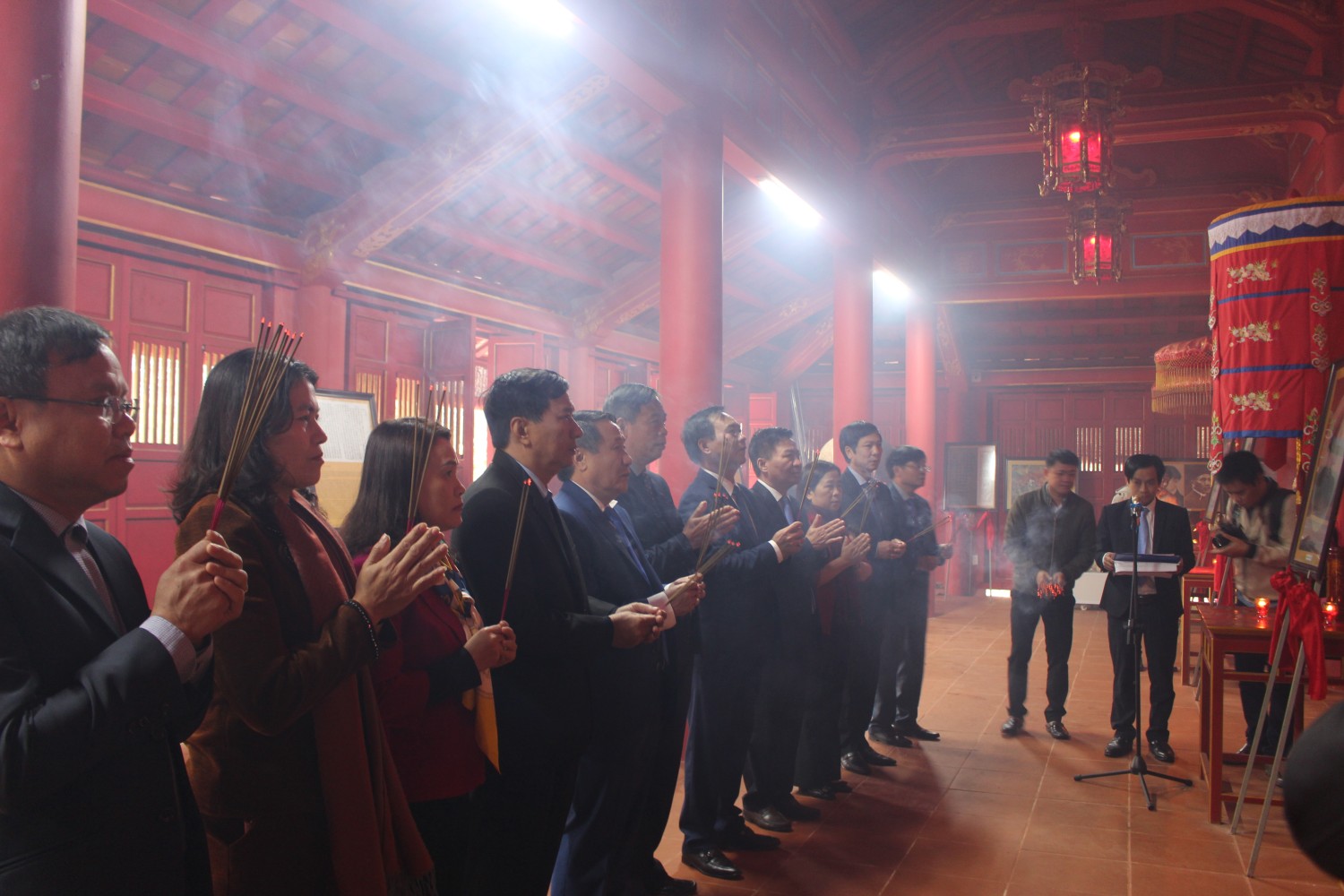 Các đại biểu dâng hương tại Đền thờ Vua Hàm Nghi và các tướng sĩ Cần Vương - Ảnh: T.T