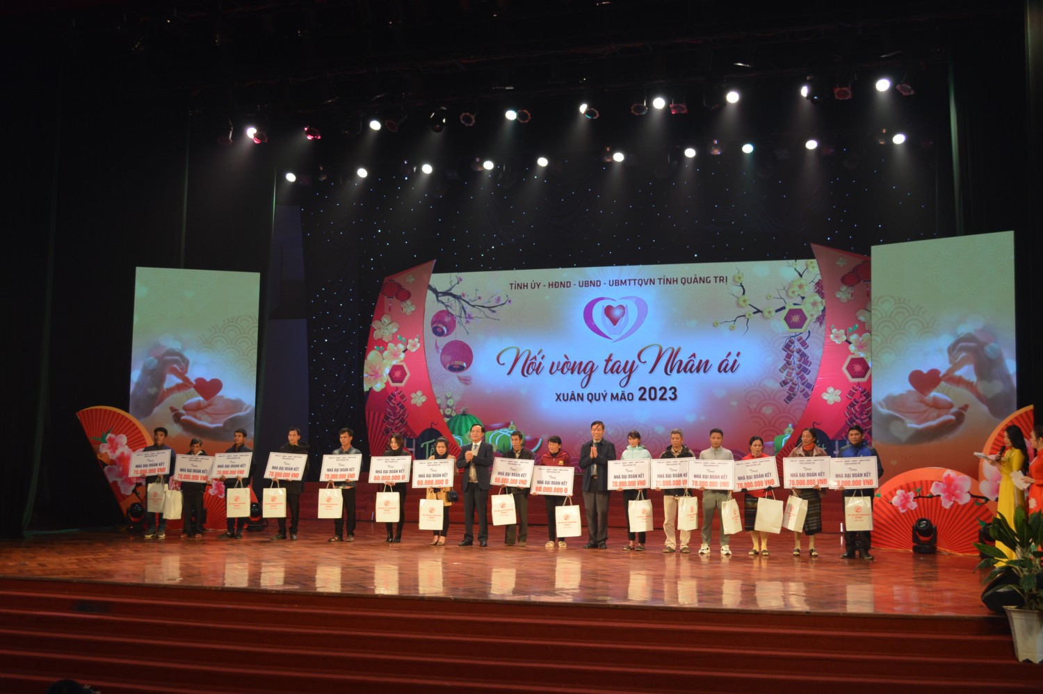 Lãnh đạo tỉnh trao biển tượng trưng nhà đại đoàn kết cho các hộ nghèo tại chương trình - Ảnh: Đ.V