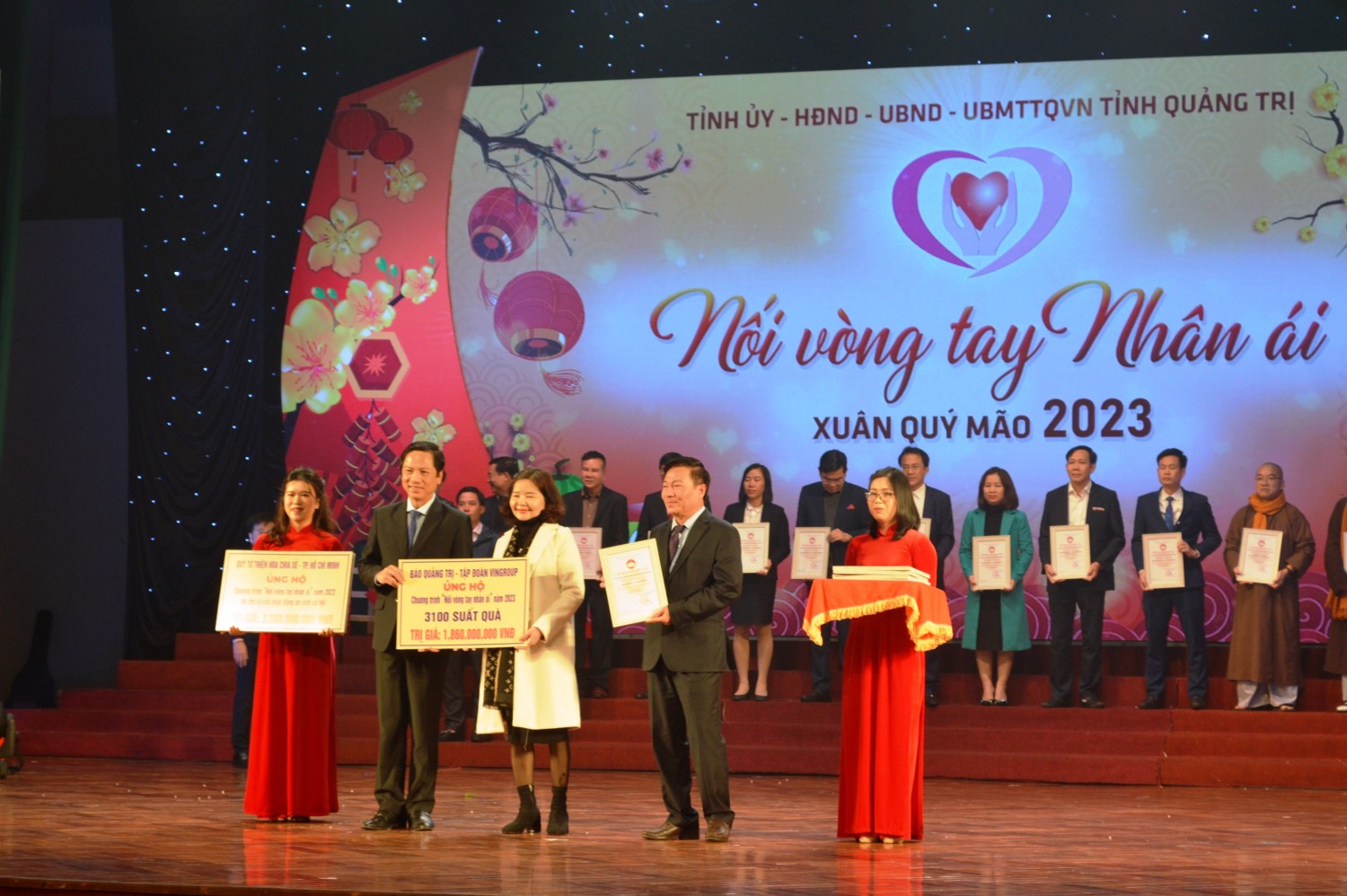 Lãnh đạo tỉnh tiếp nhận ủng hộ và trao biển ghi nhận tấm lòng vàng cho các tổ chức, cá nhân đóng góp ủng hộ chương trình - Ảnh: ĐV