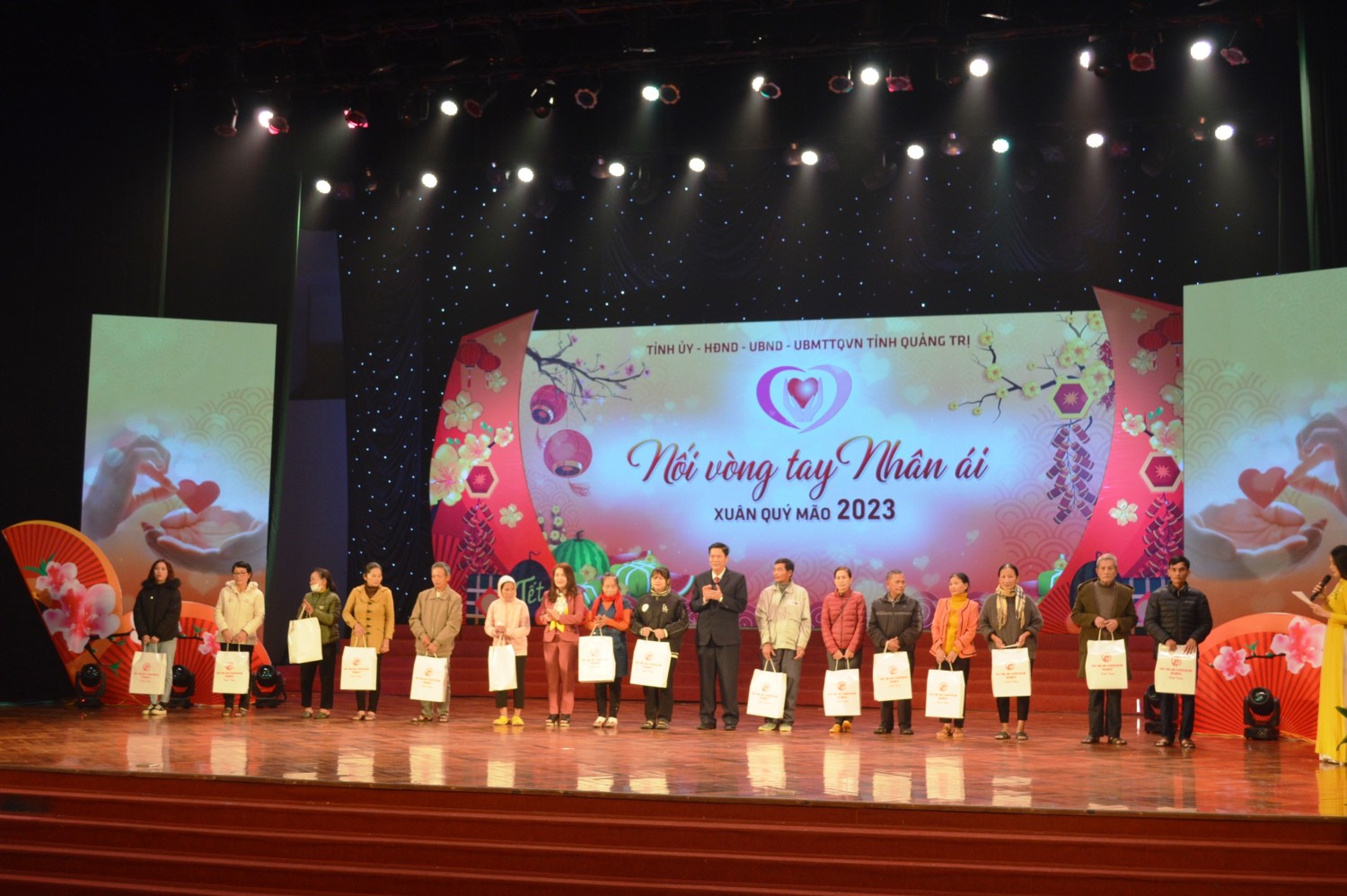 Lãnh đạo tỉnh trao quà Tết cho các hộ gia đình nghèo tại chương trình - Ảnh: ĐV