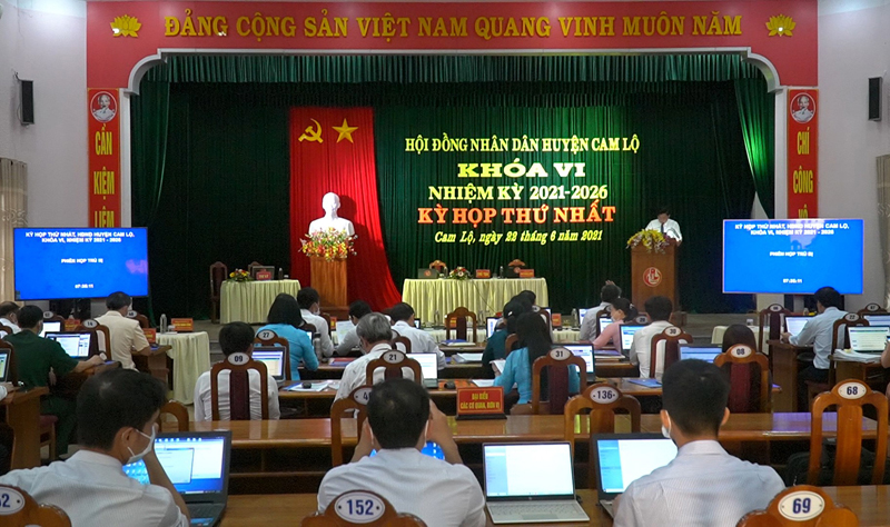 Triển khai phòng họp không giấy tại kỳ họp HĐND huyện Cam Lộ - Ảnh: N.T.H