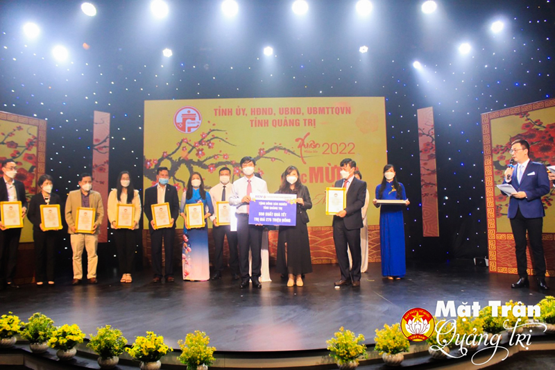 Lãnh đạo tỉnh tiếp nhận sự ủng hộ cho chương trình “Nối vòng tay nhân ái” Xuân Nhâm Dần 2022 - Ảnh: PN