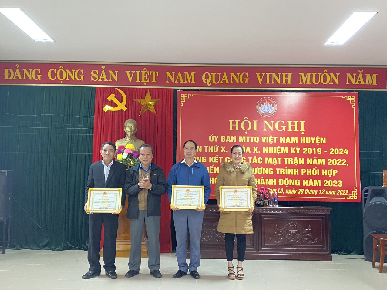 Hội nghị biểu dương, khen thưởng các tập thể và cá nhân có thành tích xuất sắc trong công tác Mặt trận năm 2022.