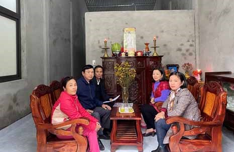 Ủy ban MTTQ Việt Nam phường 5 và cơ quan chức năng tiến hành nghiệm thu nhà Đại đoàn kết cho gia đình bà Lê Thị Đào.