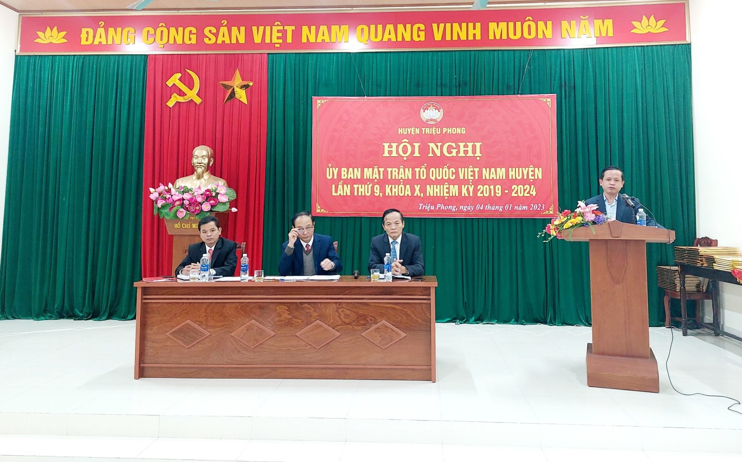Đồng chí Trần Xuân Anh, Bí thư Huyện uỷ Triệu Phong phát biểu chỉ đạo Hội nghị. Ảnh NP