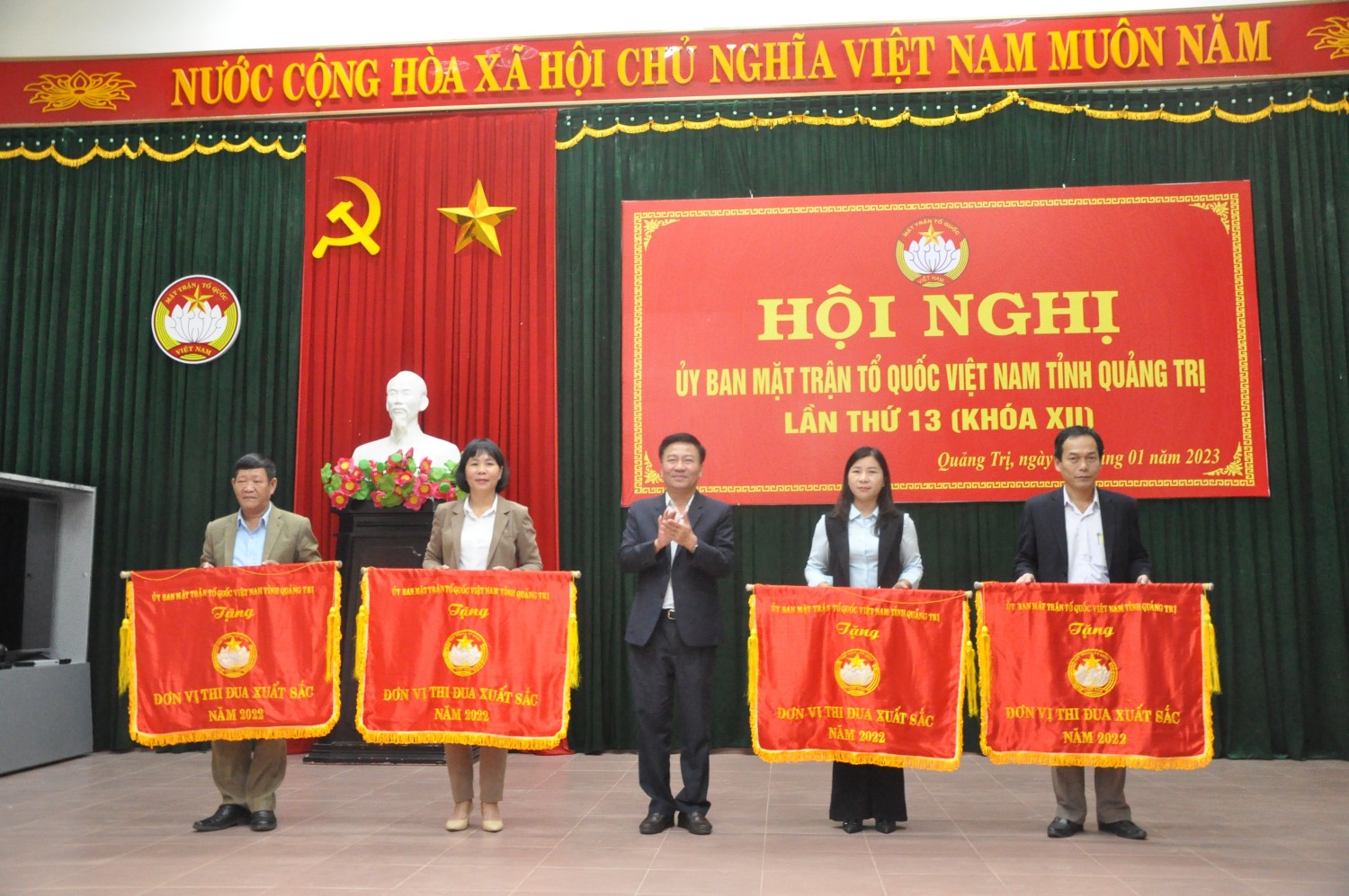 Chủ tịch Ủy ban MTTQ Việt Nam tỉnh Đào Mạnh Hùng trao cờ thi đua xuất sắc năm 2022 cho các tập thể